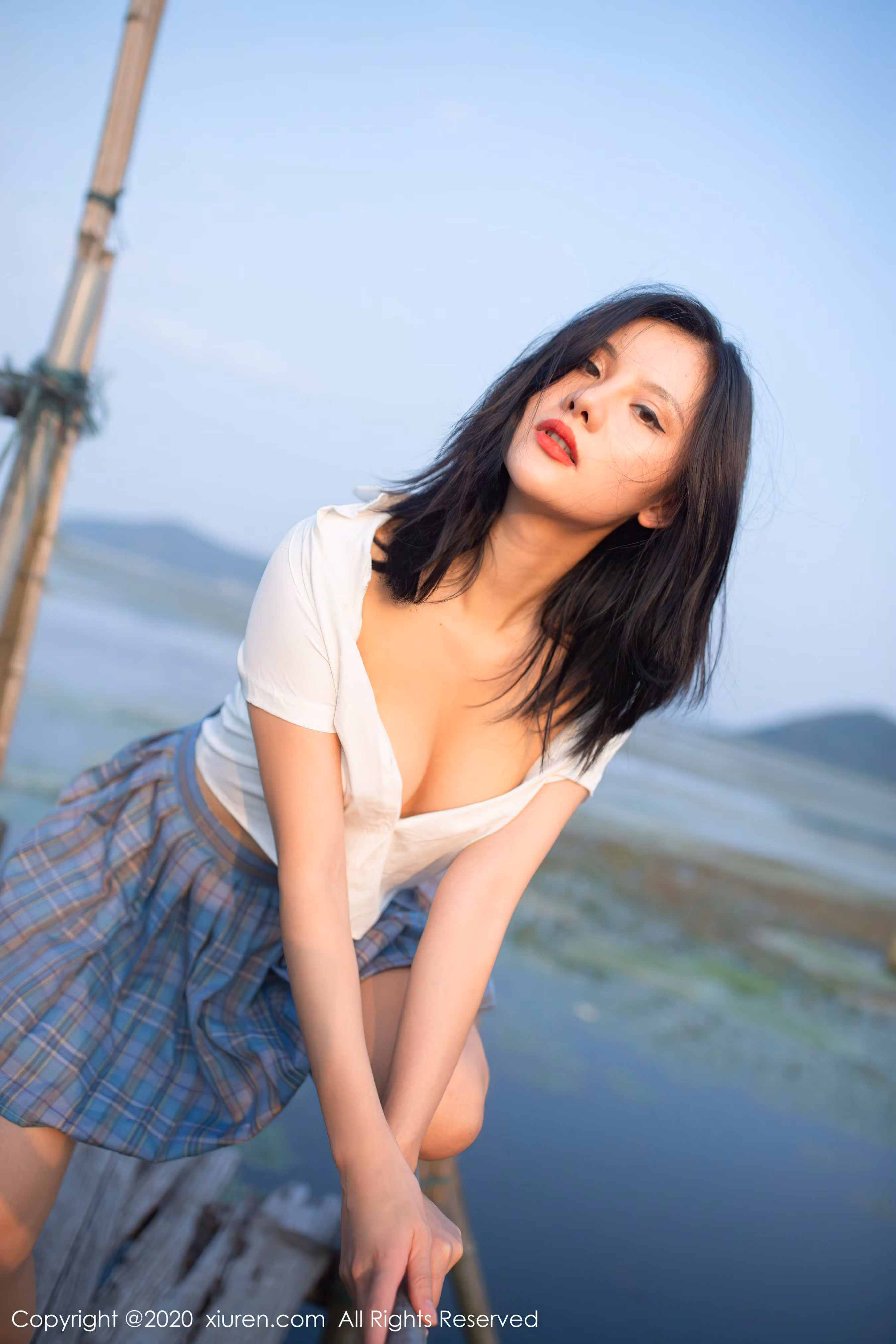 紧身开襟衬衫显露丰满上围身段